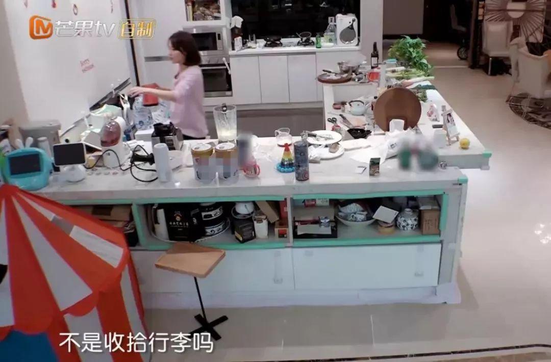 赵薇最新动态，拥抱自然，展现旅行的力量